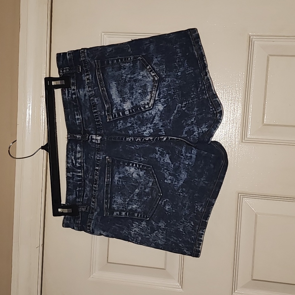 Shorts - Picture 2 of 3